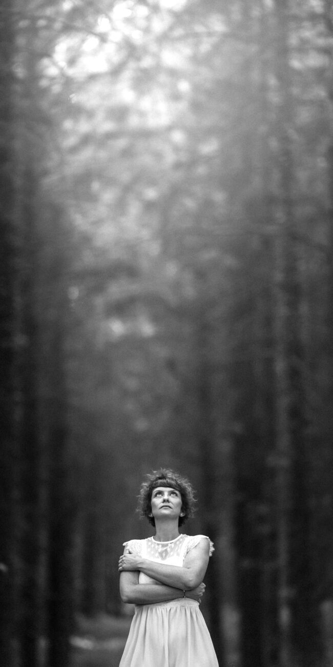 Séance Lifestyle à Troyes – femme posant en forêt
