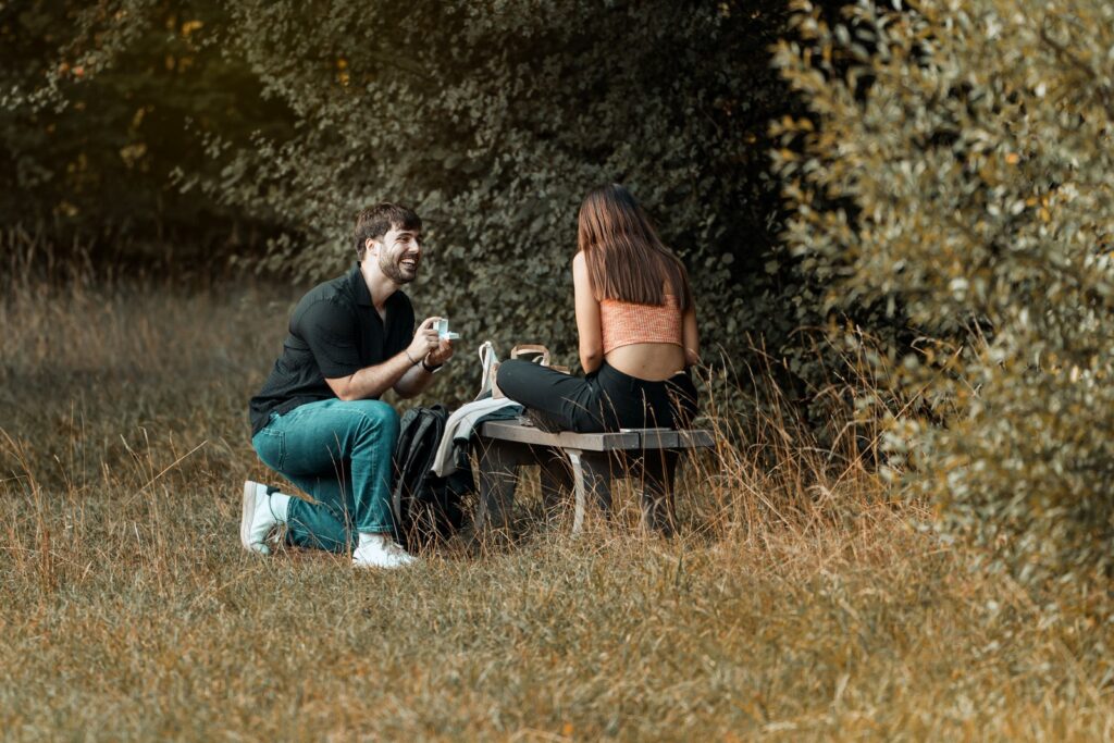 Photographe à Troyes capturant une demande en mariage surprise en golden hour au parc