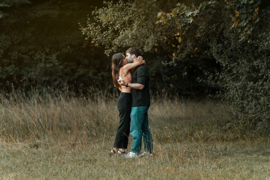 Emotion de la future mariée lors d'une demande en mariage capturée en séance photo lifestyle à Troyes