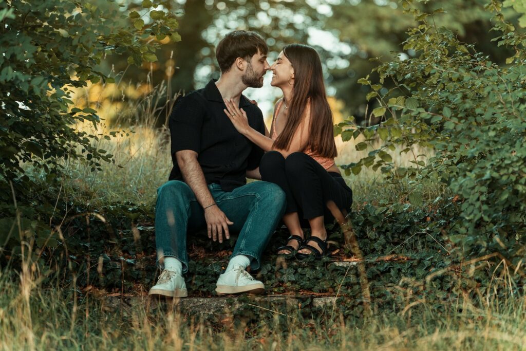 Portrait naturel de couple lors d'une séance photo lifestyle au parc à Troyes