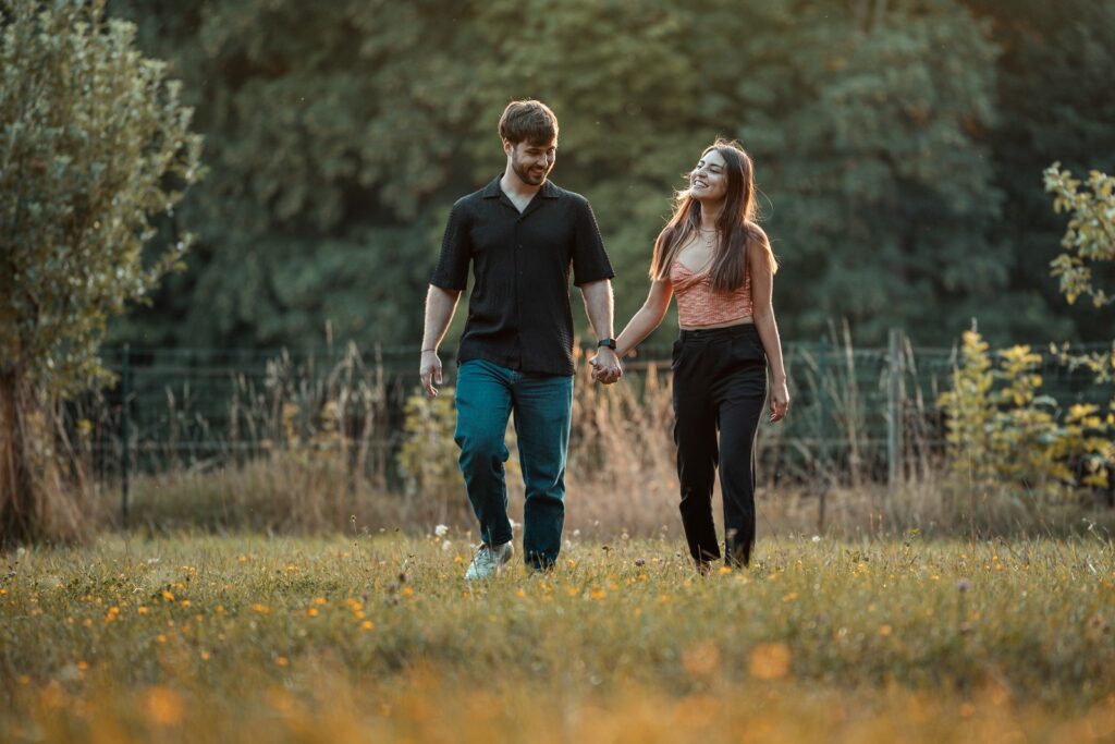 Portrait naturel de couple lors d'une séance photo lifestyle au parc à Troyes