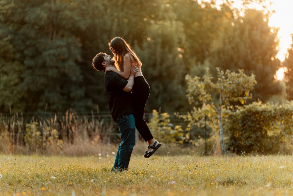 Portrait naturel de couple lors d'une séance photo lifestyle au parc à Troyes
