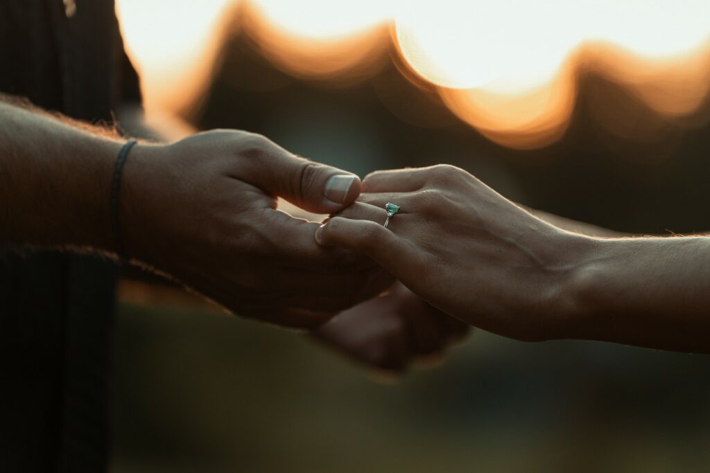 Photo de la bague de fiançailles prise par un photographe lifestyle à Troyes