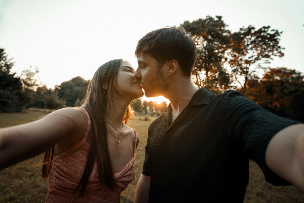 Portrait naturel de couple lors d'une séance photo lifestyle au parc à Troyes